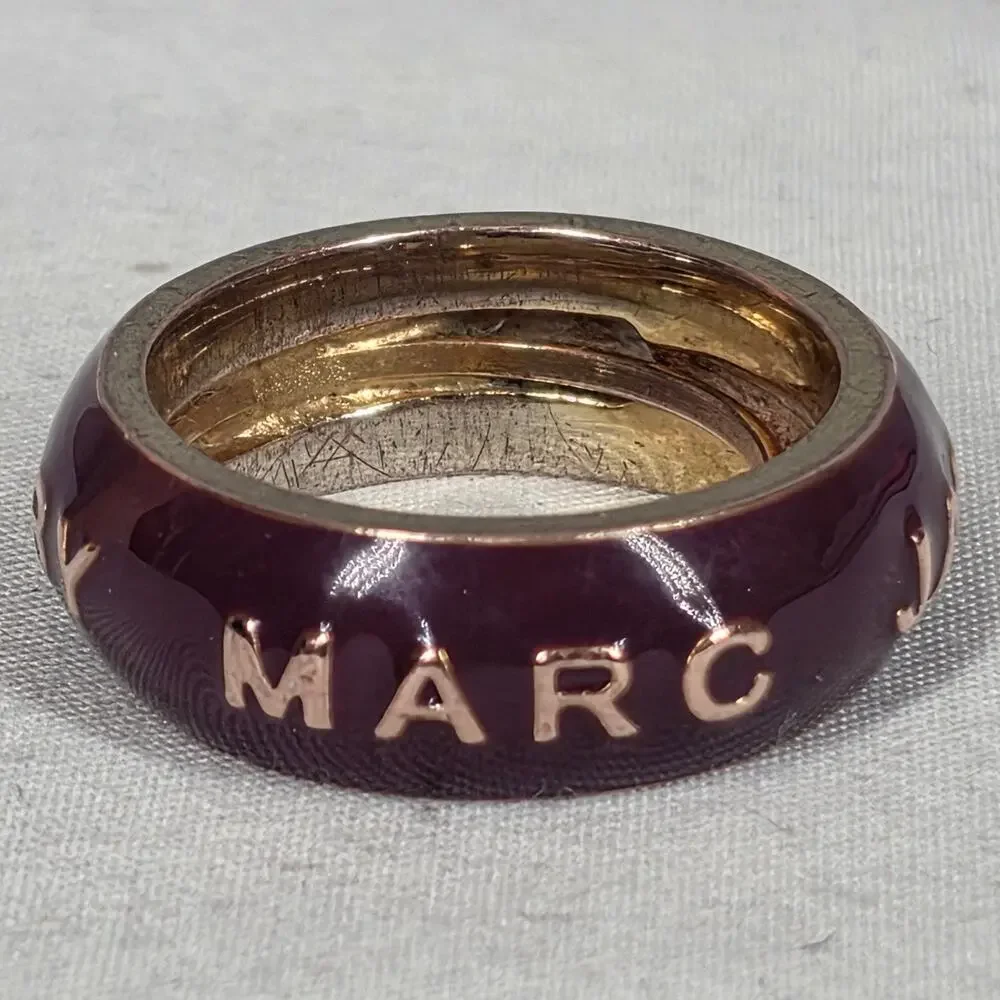 MARC BY MARC JACOBS RARE PURPLE ENAMEL GOLD TONE LOGO RING – SIZE 7